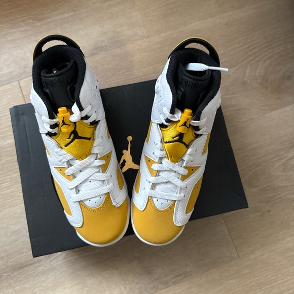 Nike Air Jordan 6 Retro “Ochre” trainers in yellow and white - Picture 2 of 4